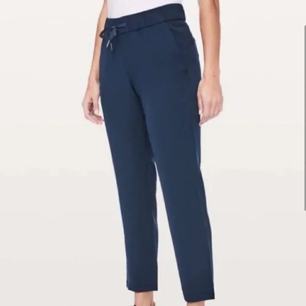 Lululemon On the Fly Crop Raw Hem Pant Navy Blue 6